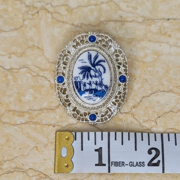 Vintage 1928 Brand Ceramic Blue Willow White Silver Tone Brooch Pin Grandmacore - Picture 4 of 6